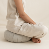 Zafu en lin naturel greige – Coussin de méditation artisanal fabriqué au Maroc